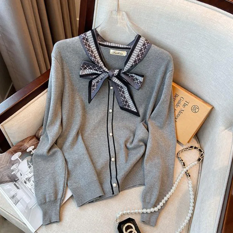 Женский трикотажный свитер с V-образным вырезом и длинным рукавом