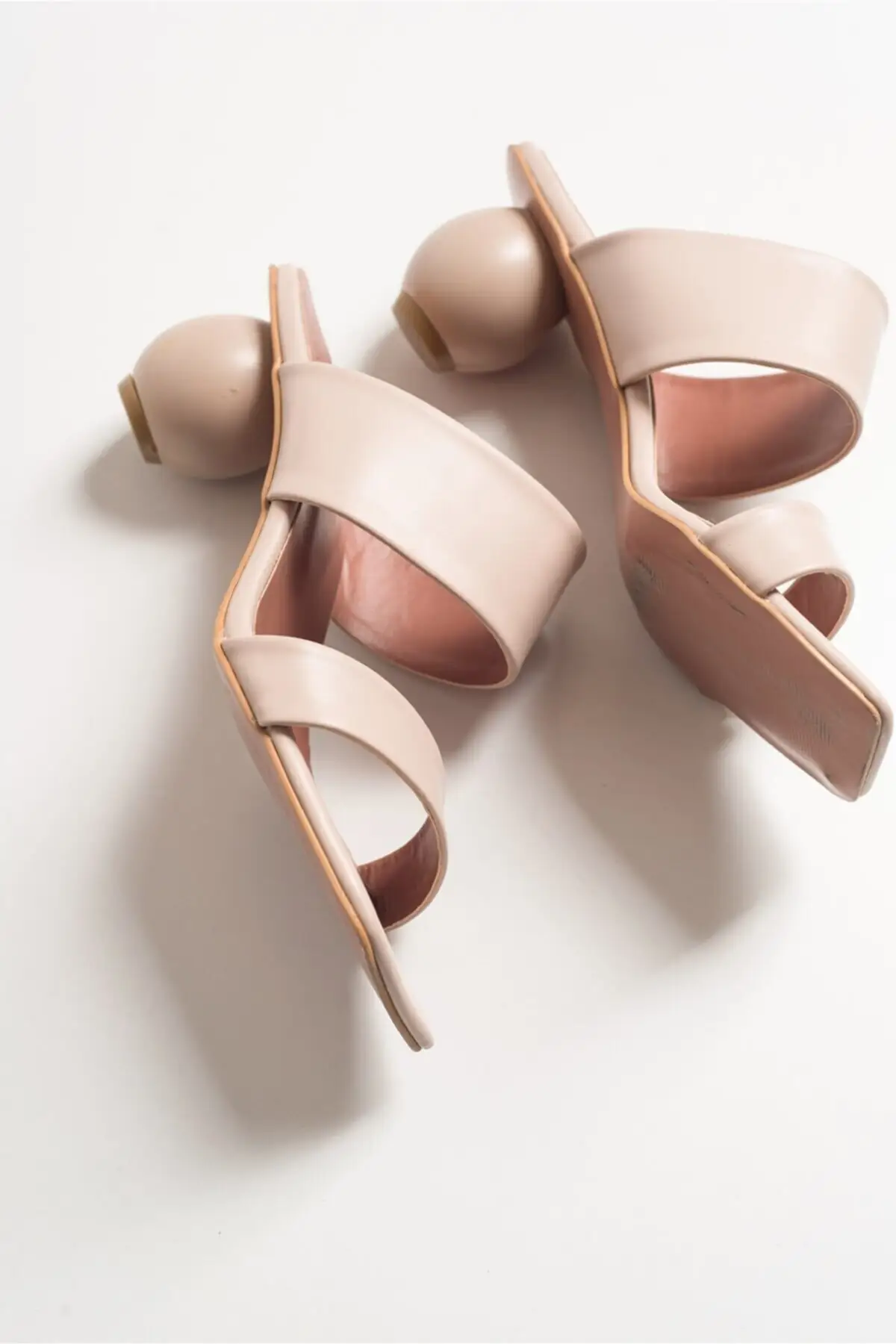 

Женские кожаные туфли на каблуках 125