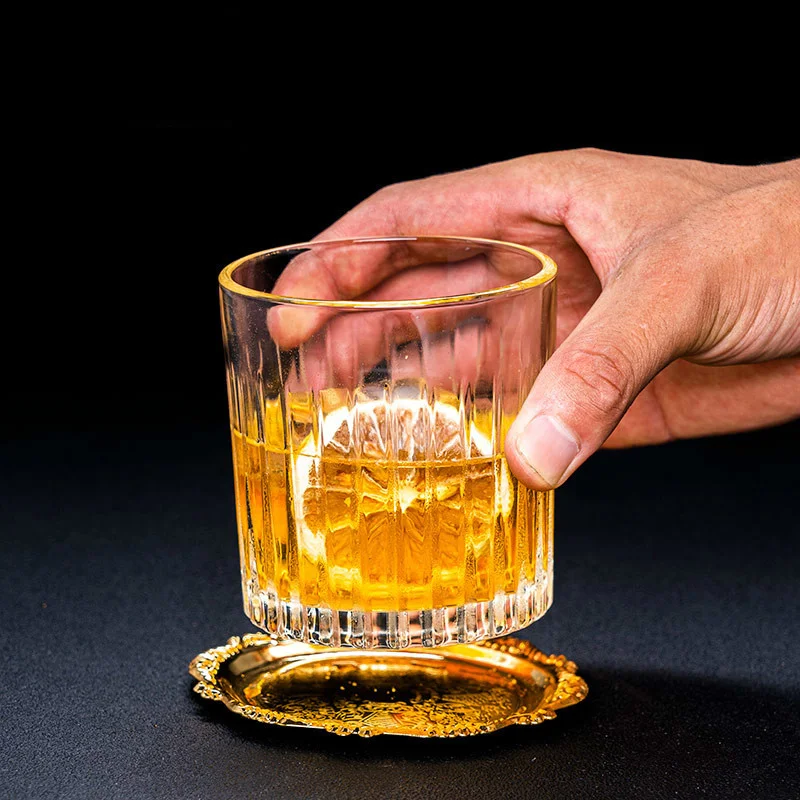 Металлический изысканный поднос для торта с золотыми коктейльными подставками