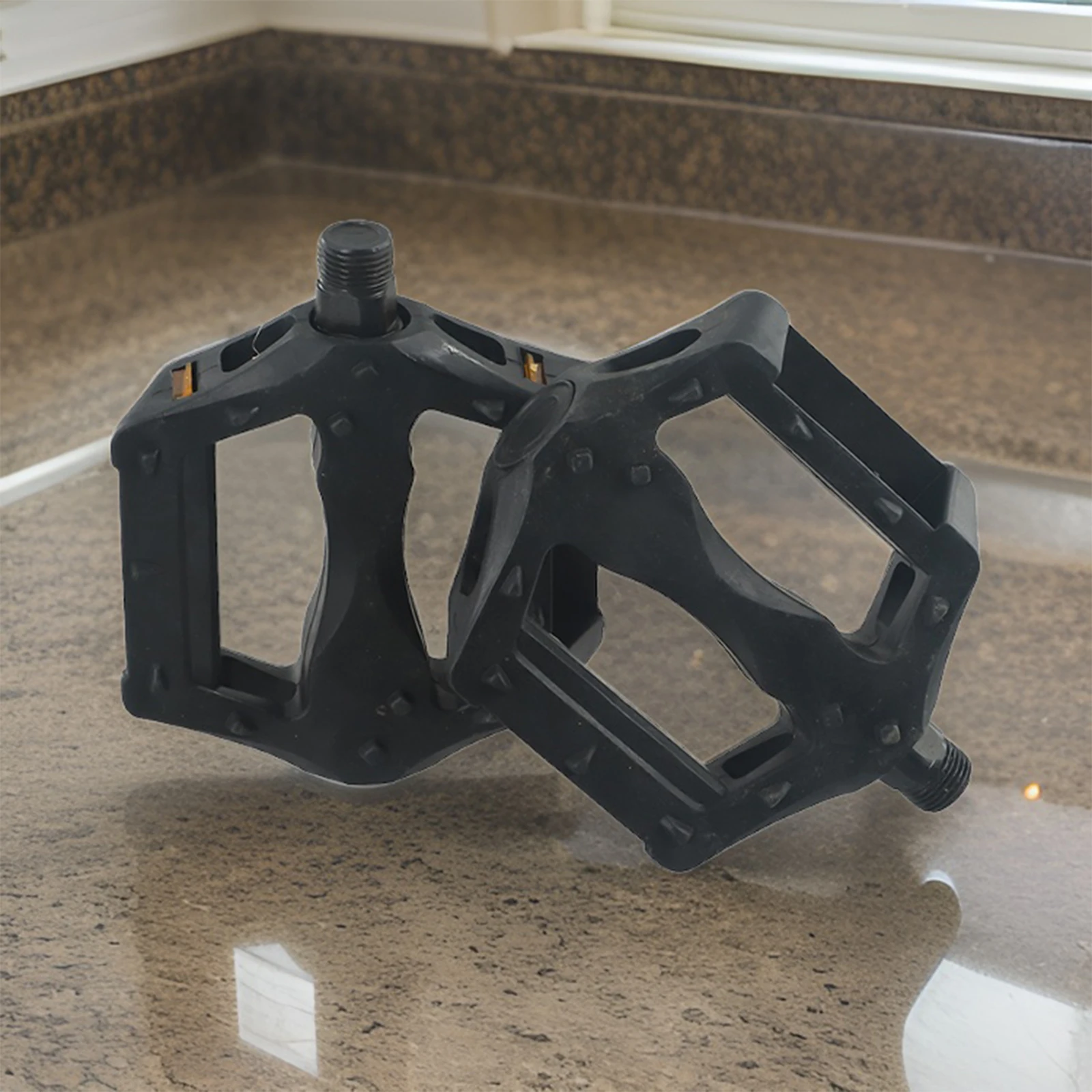 Упругие педали для шоссейных и горных велосипедов. Легкий гаечный ключ 15 мм.