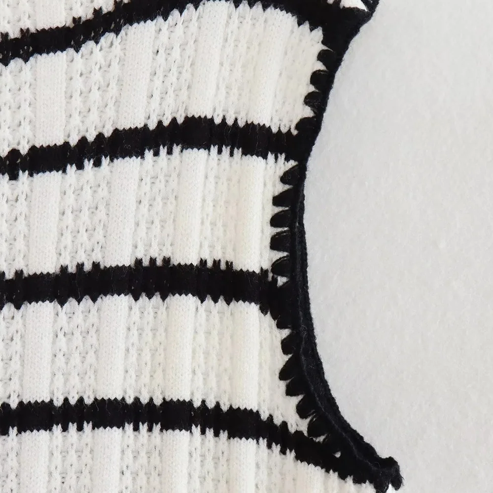 Женский трикотажный жилет в полоску с V-образным вырезом