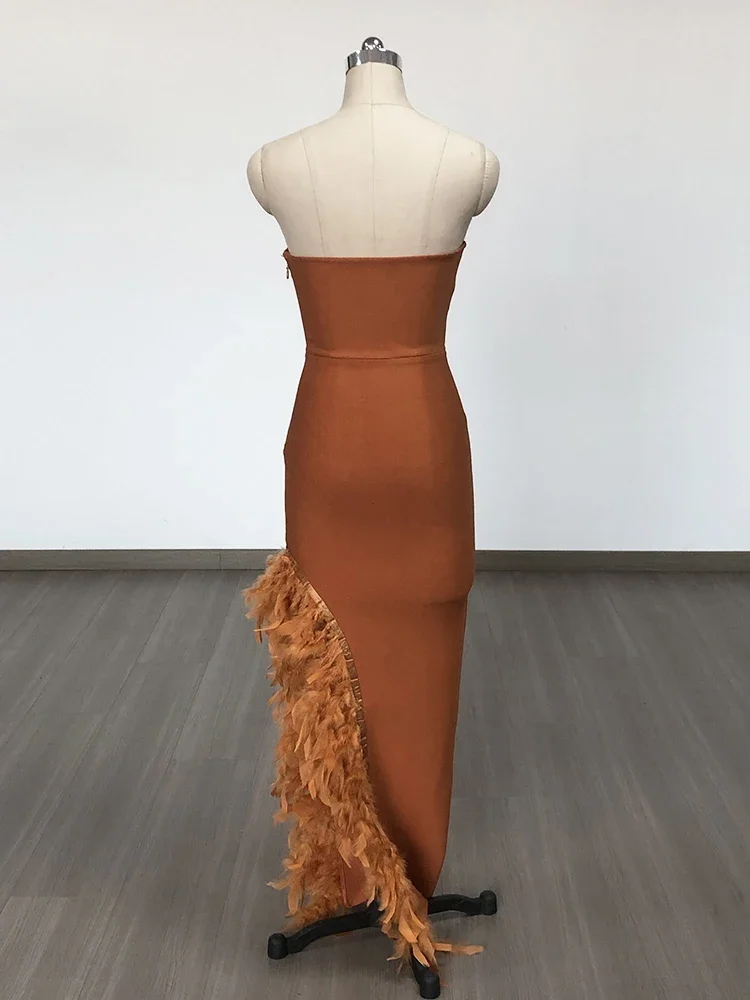 Женское платье-макси без бретелек с перьями