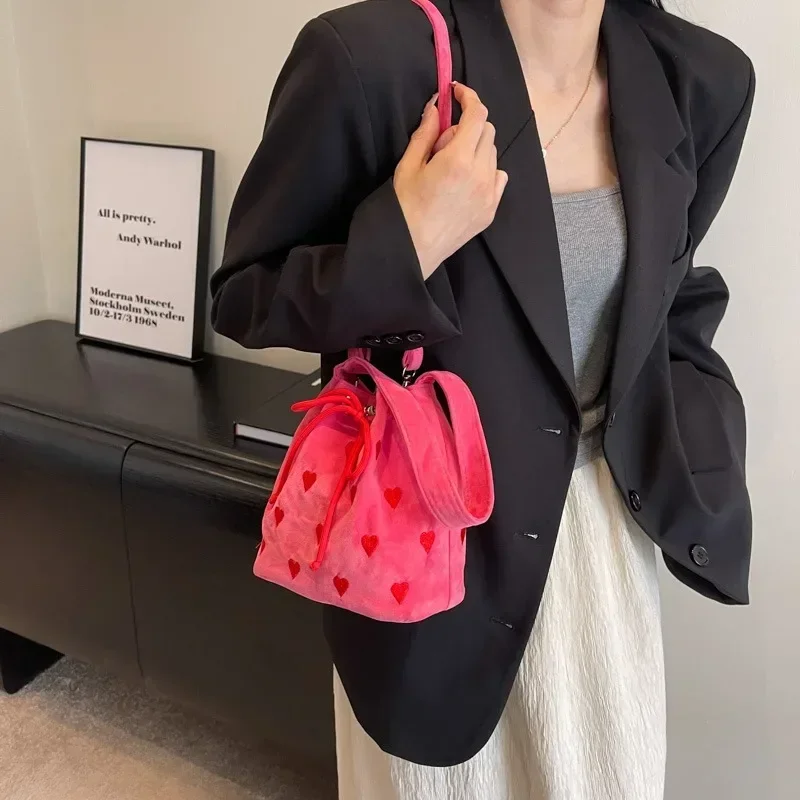 Женская сумка через плечо с вышивкой и завязкой