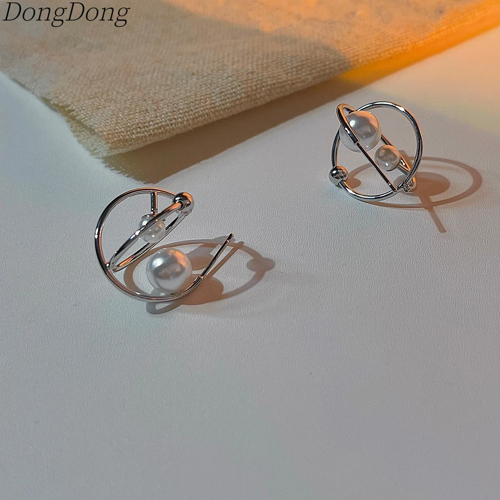 

2022 Creative Women's Earrings Three-dimensional Geometric Hollow Pearl Earrings Luxury Designer Earrings Aretes De Mujer