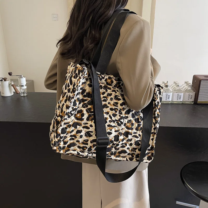 Женская леопардовая модная сумка на плечо большая вместительная мягкая через