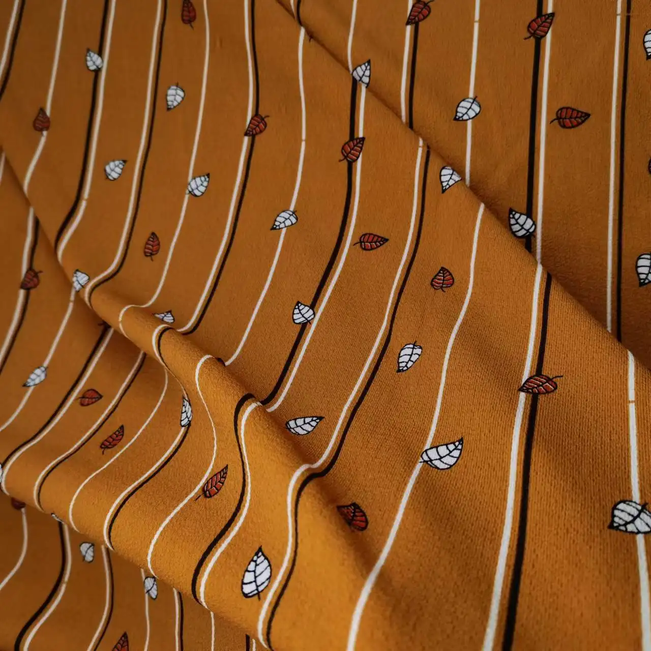 Элегантная мягкая непроницаемая шифоновая ткань с принтом желтых листьев для