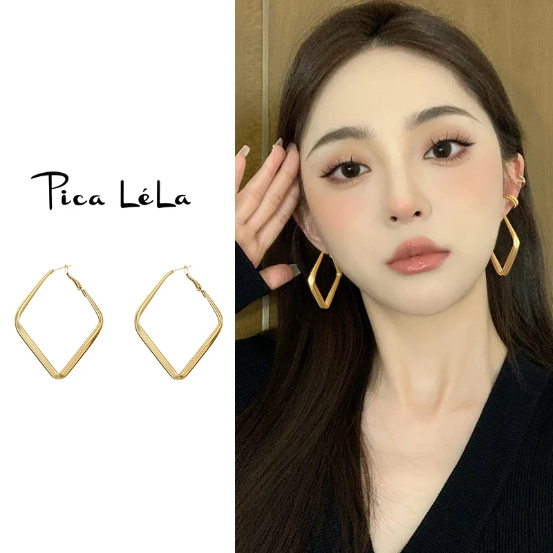 Простые и стильные большие серьги-гвоздики с геометрическим рисунком для женщин