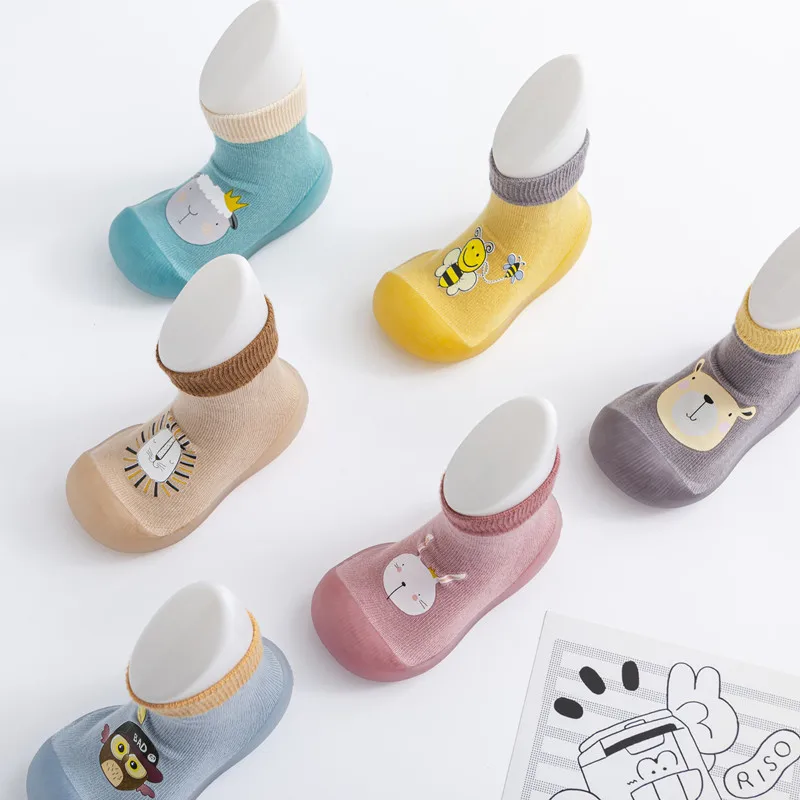 Autumn and winter new children's sock shoes cartoon soft bottom hot stamping baby indoor walking shoes kindergarten bee knitting