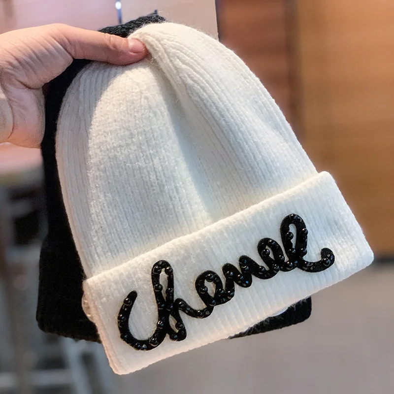 Зимние теплые вязаные шапки-бини с жемчужинами и надписью шапочки облегающая