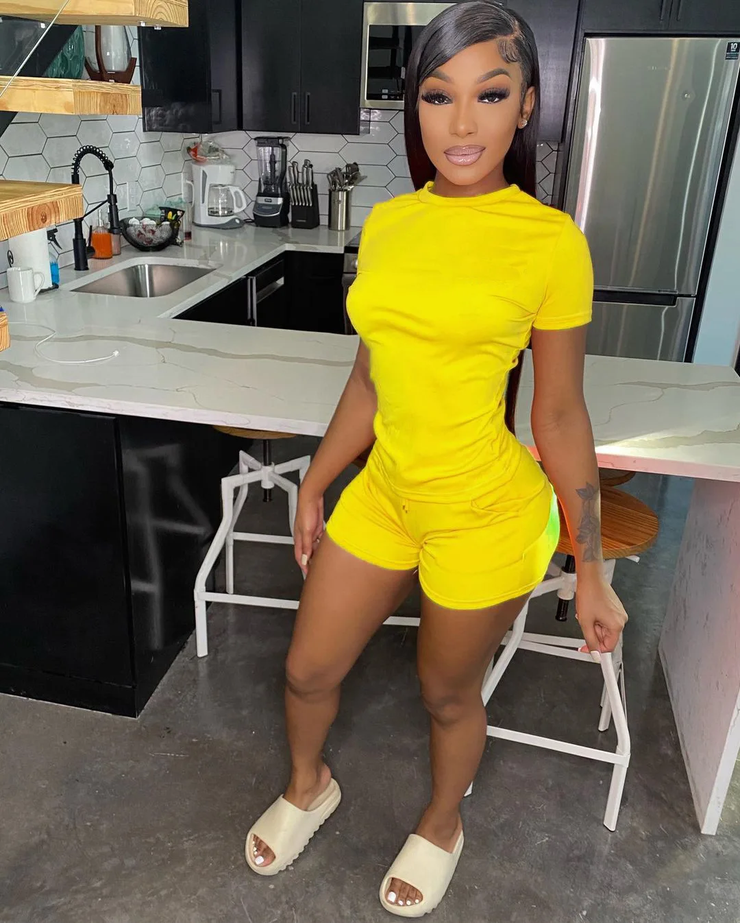 

Летний однотонный комплект из 2 предметов: футболка и велосипедные шорты