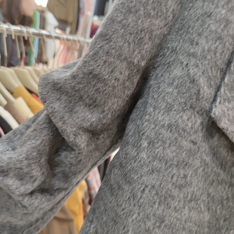 24750 короткое шерстяное плюшевое пальто с длинными рукавами и лацканами дизайн