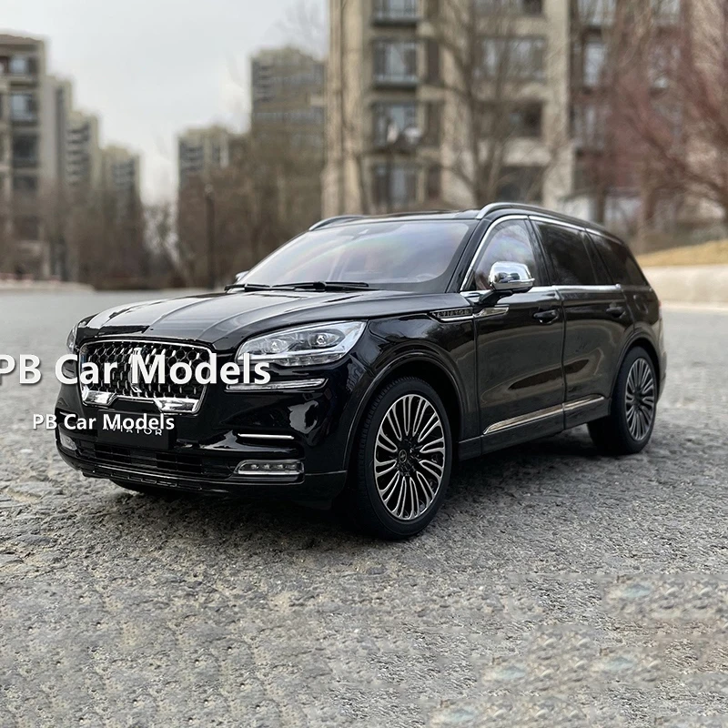 

Имитация легкового автомобиля "Авиатор", 2020, из 1:18 сплава, подарок