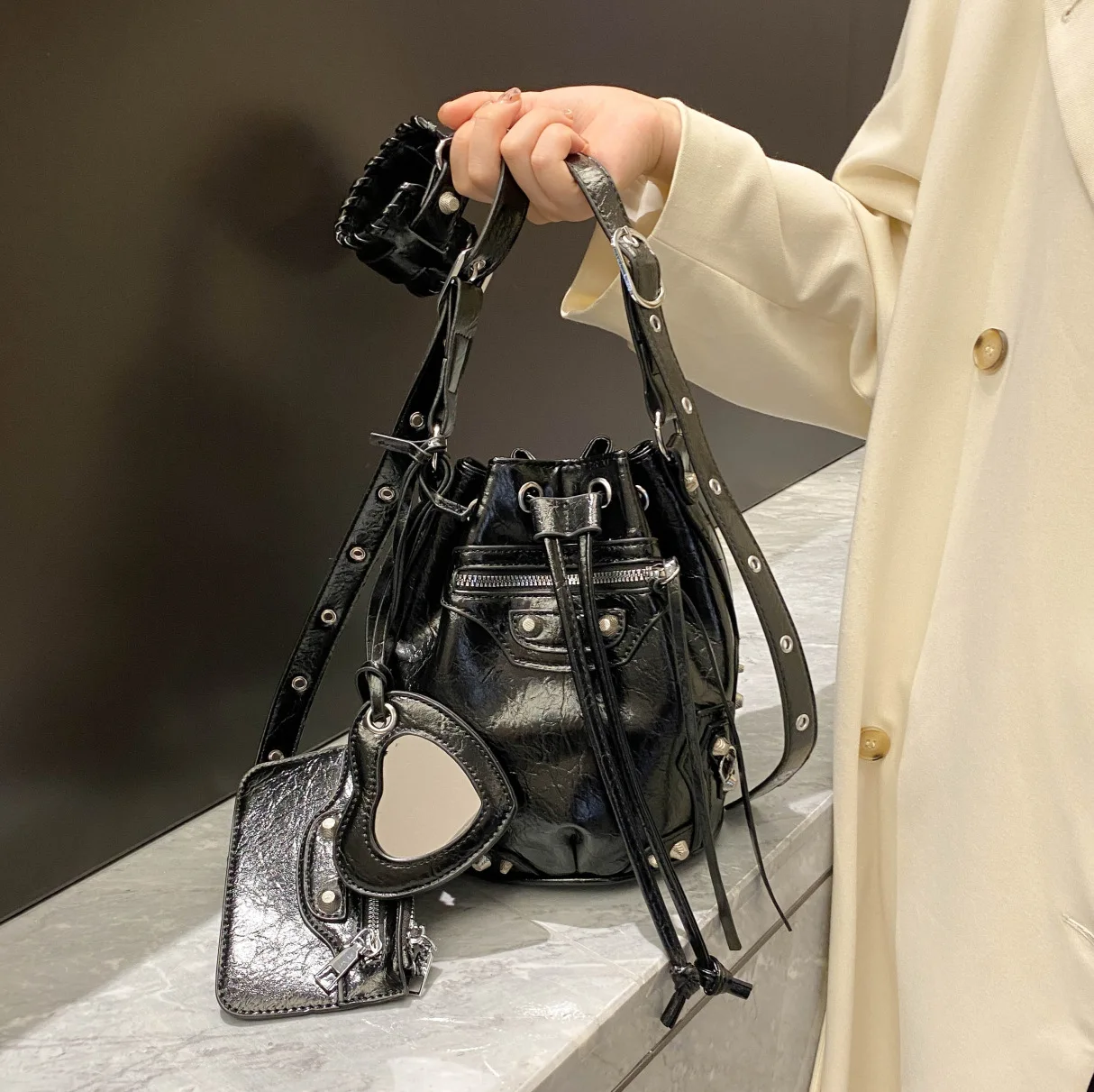 

2023 New Ins Ladies Locomotive Punk Crossbody Bag Y2K Sweet Cool Rivet Drawstring Bucket Bag Female Retro PU Messenger Bag