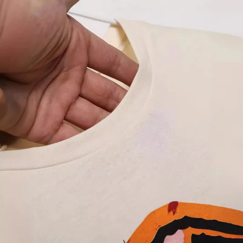 Женская футболка с коротким рукавом круглым вырезом и принтом