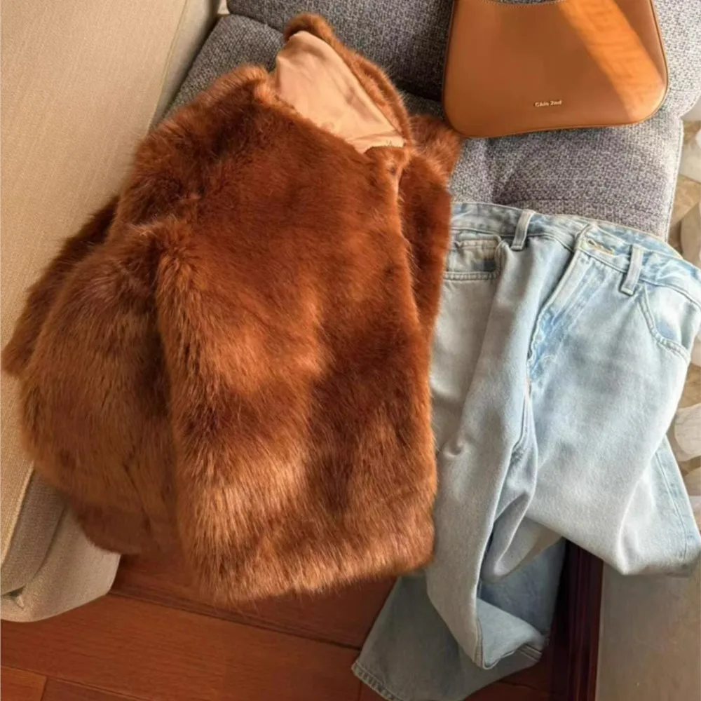 Зимнее коричнево-оранжевое пальто с отложным воротником и лацканами волосатое