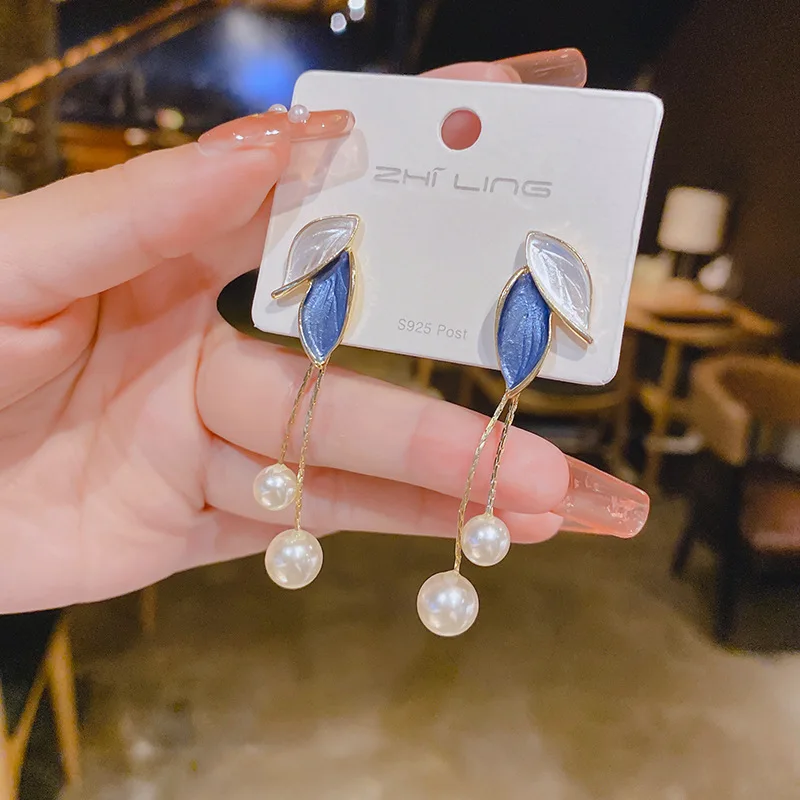 

S925 Silver Needle Pearl Two Wear Leaf Fringed Earrings 2022 New Simple Cool Wind Niche Stud Earrings