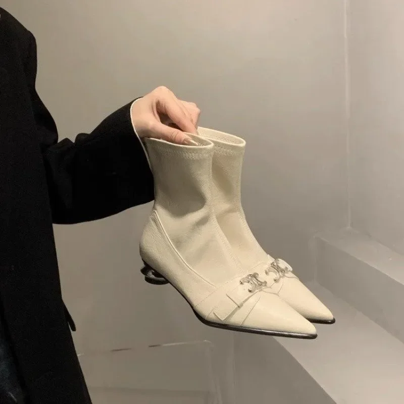 Ботильоны женские с заклепками и острым носком на молнии сзади осень 2024