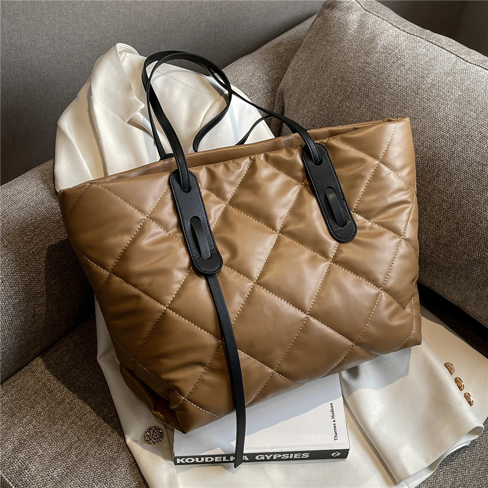 

Toptrends стеганые большие сумки для покупок с молнией для женщин 2022 зимняя большая сумка с подкладкой на пуху через плечо большая сумка-тоут же...