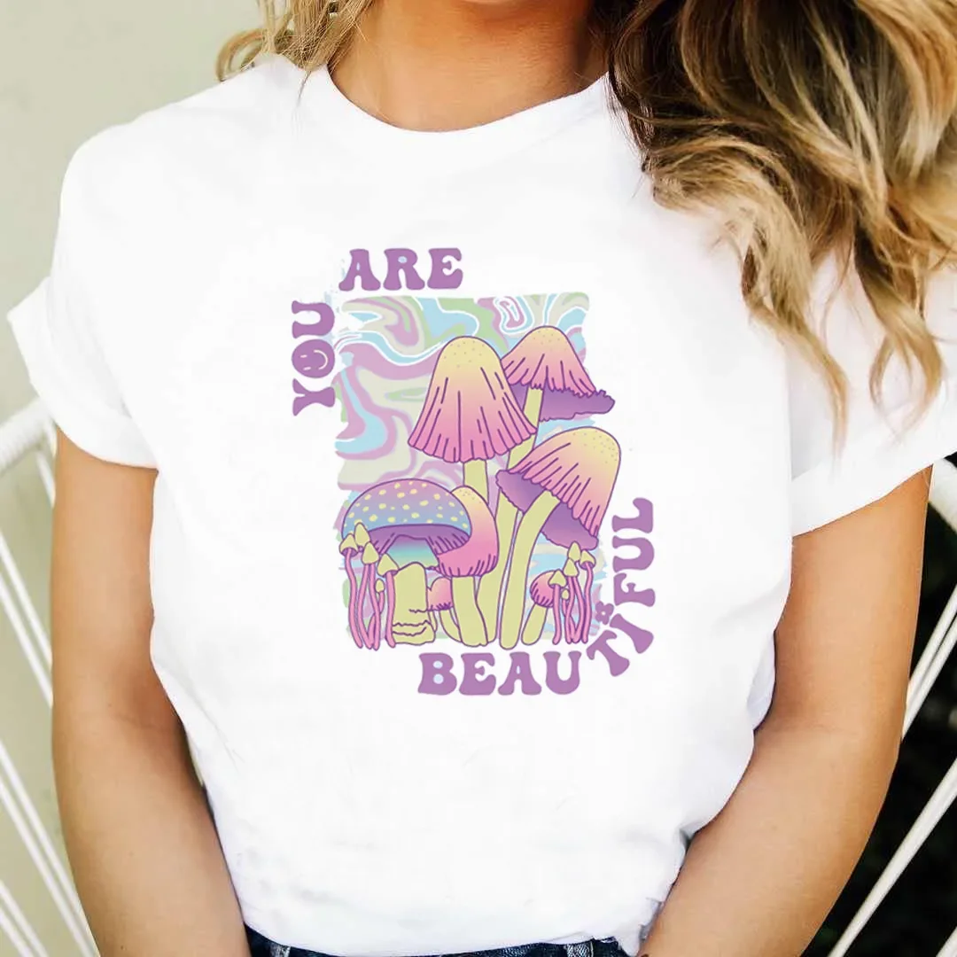 2024 белая футболка с круглым вырезом и принтом в виде лягушки грибов креветок