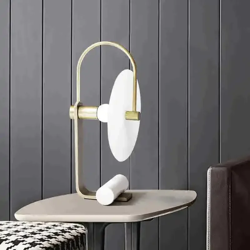 Роскошная настольная лампа в скандинавском стиле современный простой дизайн