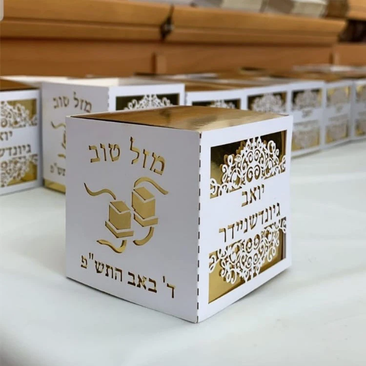 

Пользовательский иврит полый Tefillin Дизайн Лазерная резка еврейский вырез коробки Бар Mitzvah Куб золотой подарки коробка с белой оберткой