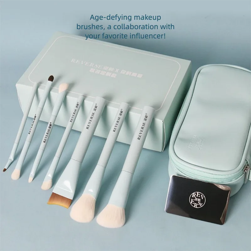 Фото Набор мини-кистей для макияжа Anti-aging X Collaboration: портативные кисти с мягкой щетиной №1