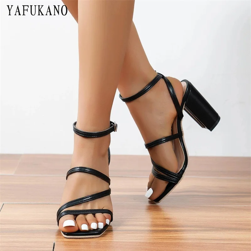 Минималистичные сандалии на массивном каблуке с ремешками и ремешком щиколотке