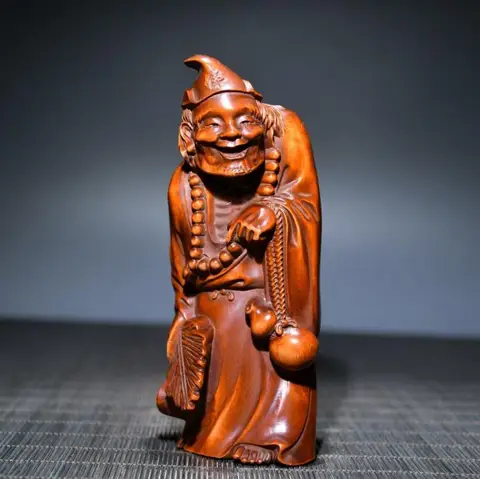 Антикварная статуя Будды из самшита