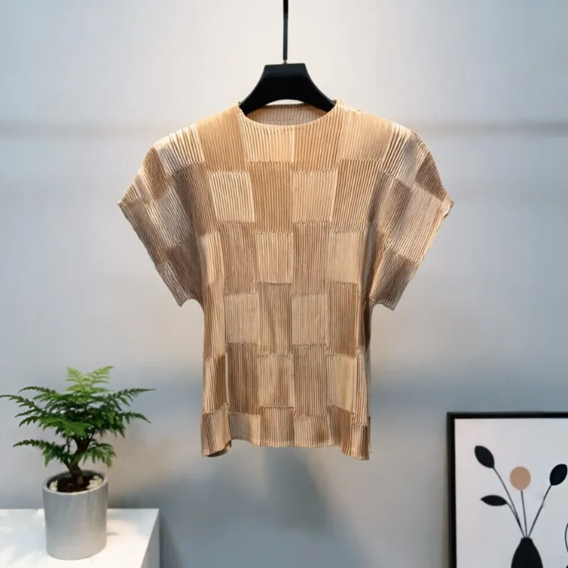 Фото Футболка с плиссировкой Miyake, короткий рукав, лето 2026, новинка, французский стиль, глянцевый атлас, модный, простой, элегантный, повседневный топ, женская одежда №1