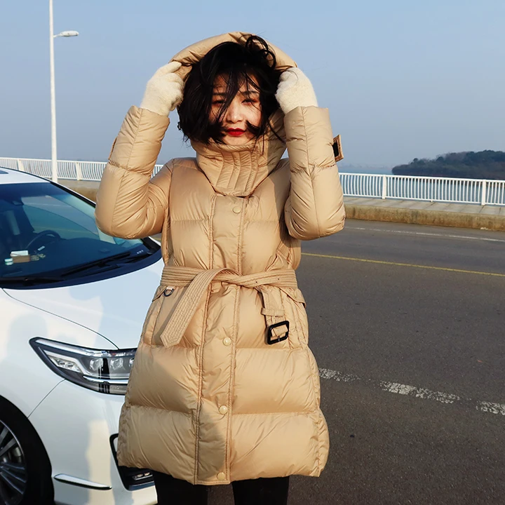 

Женская куртка на белом утином пуху, однотонная плотная приталенная куртка с капюшоном, модель D178 на зиму, 2022