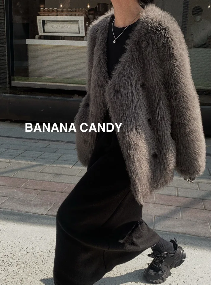 The new V-neck in winter shows a thin fluffy fur coat temperament woman