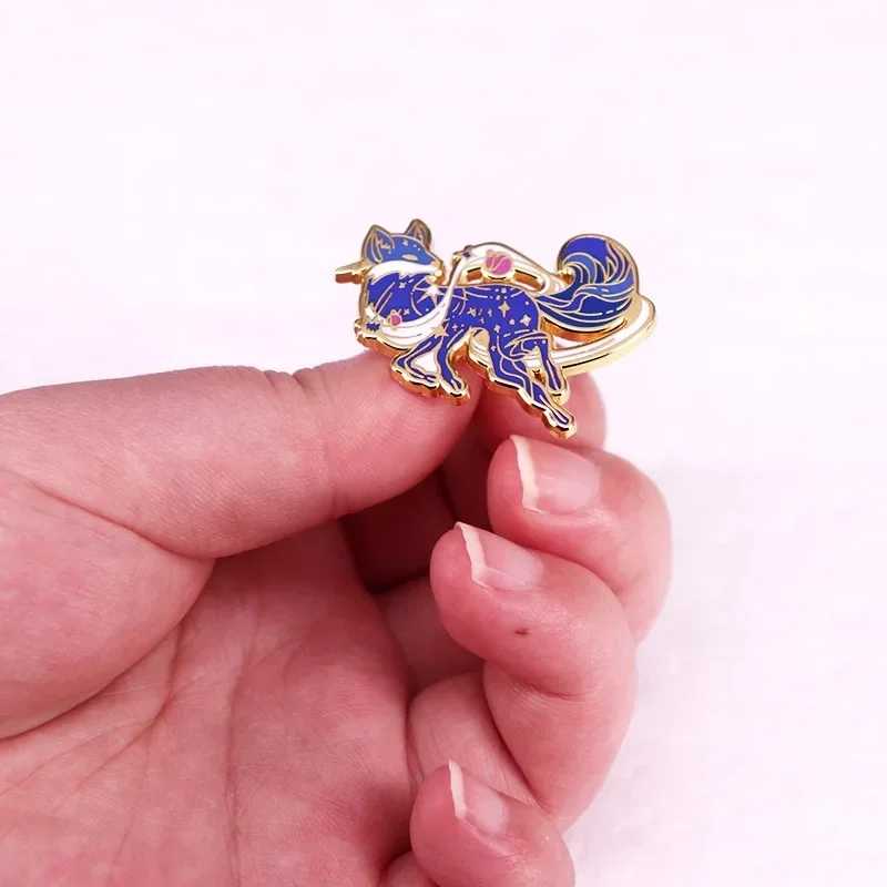 Эмалированная брошь в виде звезды и лисы