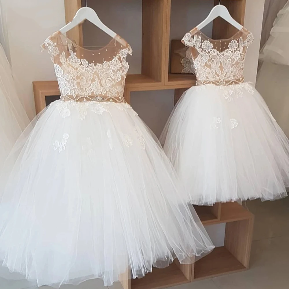 

Ivory Lace Kids First Communion Dresses Nude Crystal Pearls Belt Flower Girl Dress Girl Wedding Party Dress New Year 2023