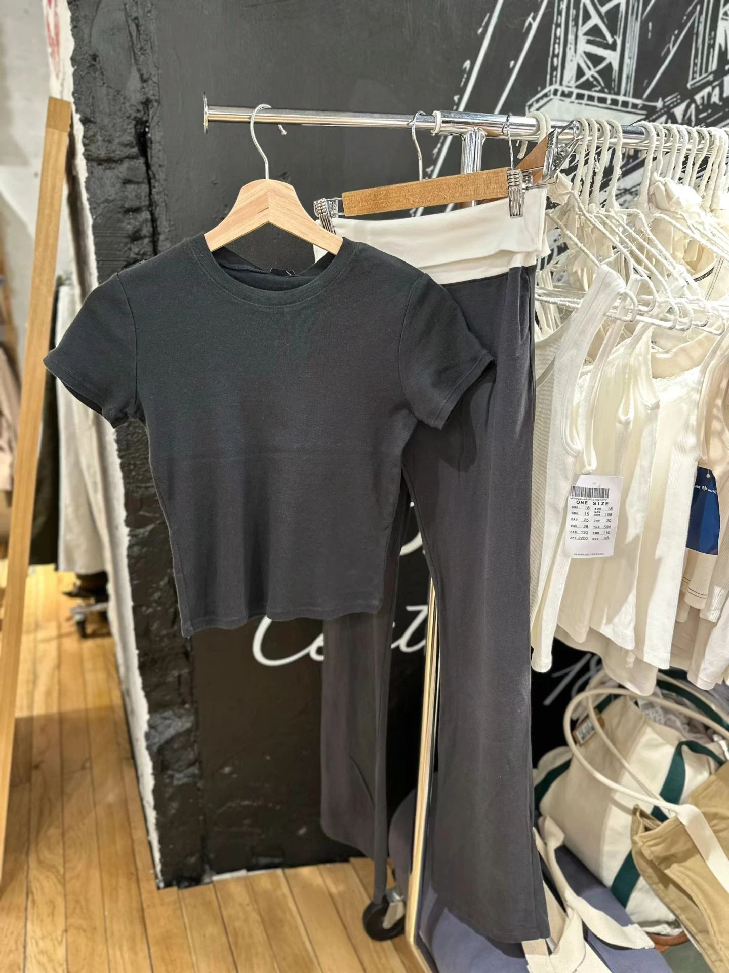 Комплект Спортивный женский из 2 предметов базовая футболка и брюки облегающий