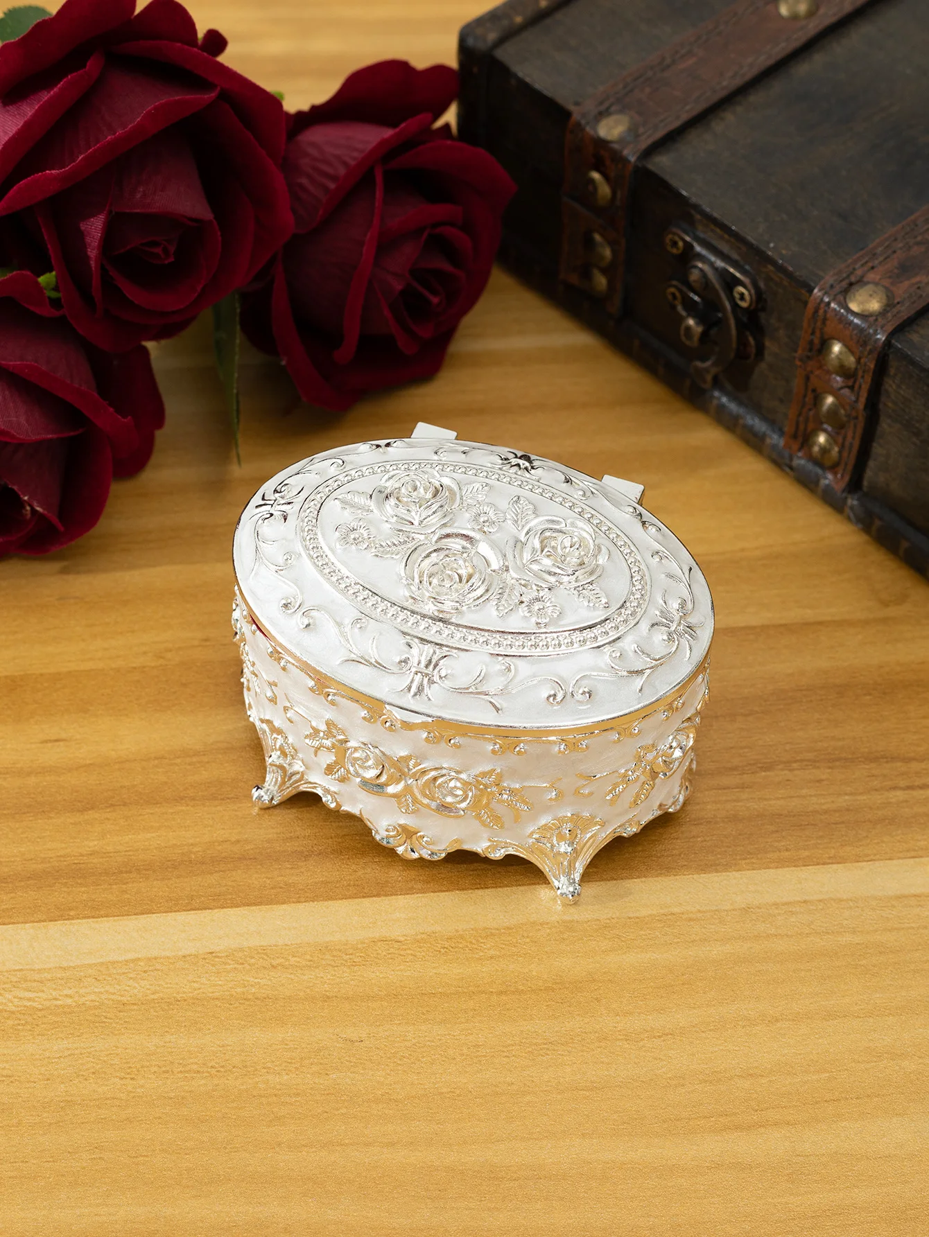 

Винтажная металлическая шкатулка для украшений