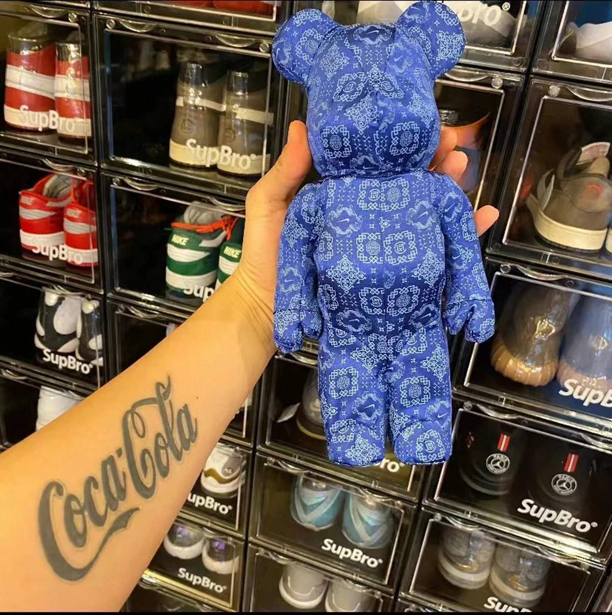

Bearbrick-juguete de colección de adorno de moda limitada, seda azul, 28cm, 400%