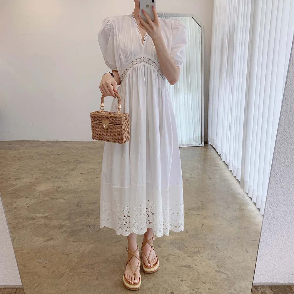 Женское пляжное летнее платье с V-образным вырезом, коротким рукавом-фонариком и кружевной отделкой, элегантное белое платье средней длины, ажурное платье с вышивкой на подоле в стиле бохо