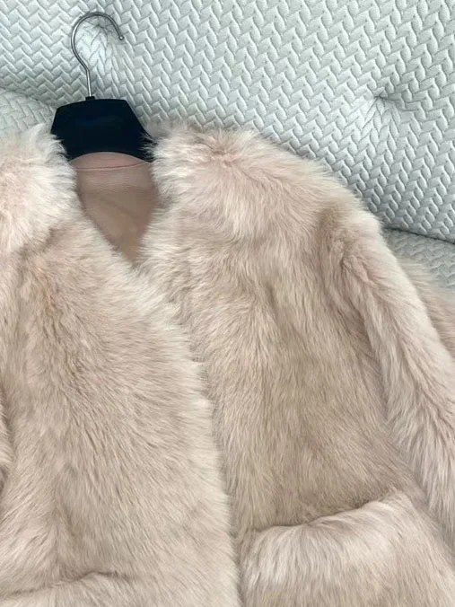 Рисунок 4 - Меховое пальто с V-образным вырезом