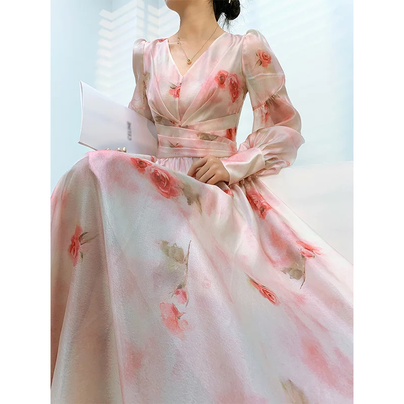 

Женское облегающее платье с V-образным вырезом и длинным рукавом