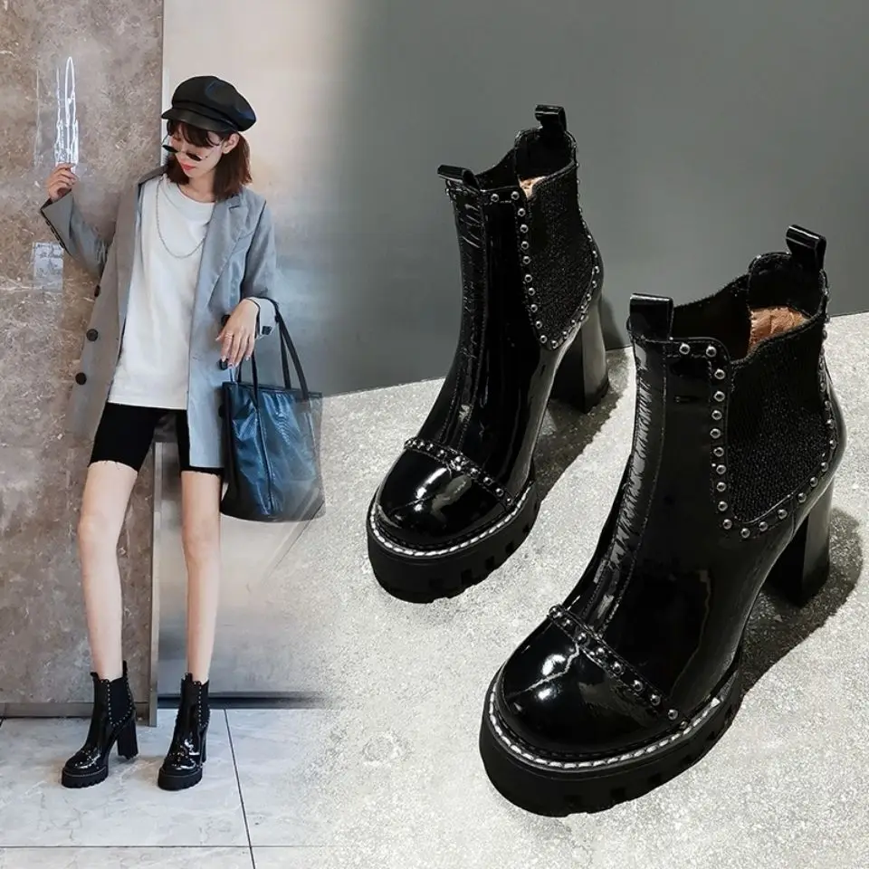 

Новые европейские и американские модные водонепроницаемые ботильоны на толстом каблуке с круглым носком и шипами из лакированной кожи