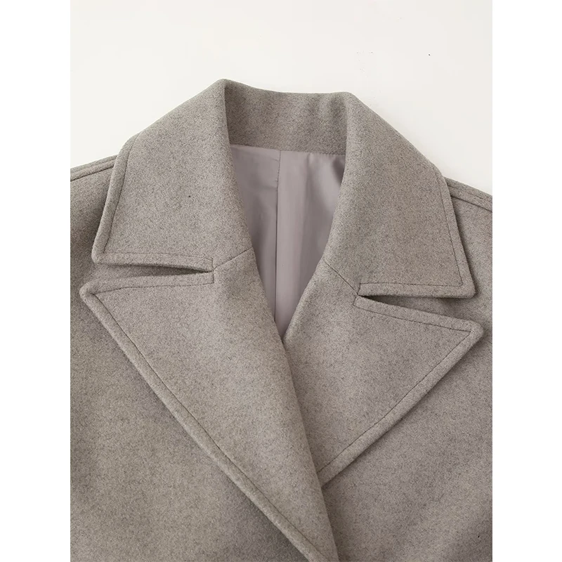 Женское двубортное пальто с длинным рукавом и воротником лацканами