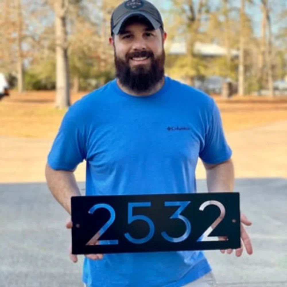 Металлическая адресная вывеска с современными номерами дома для уличного