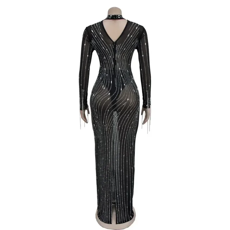 Блестящее серебряное прозрачное длинное платье с большими стразами вечернее для