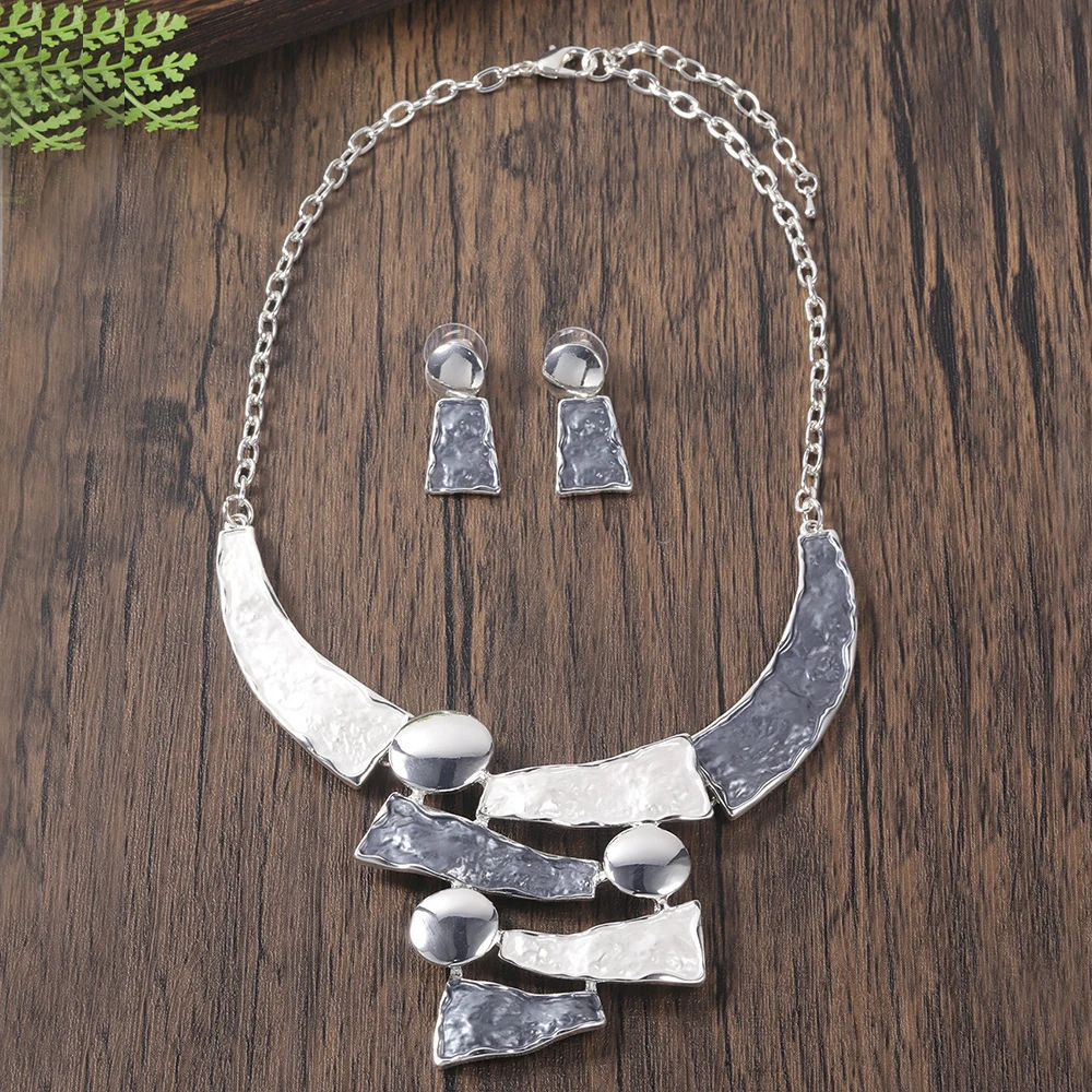 Комплект из колье и серёг с подвеской