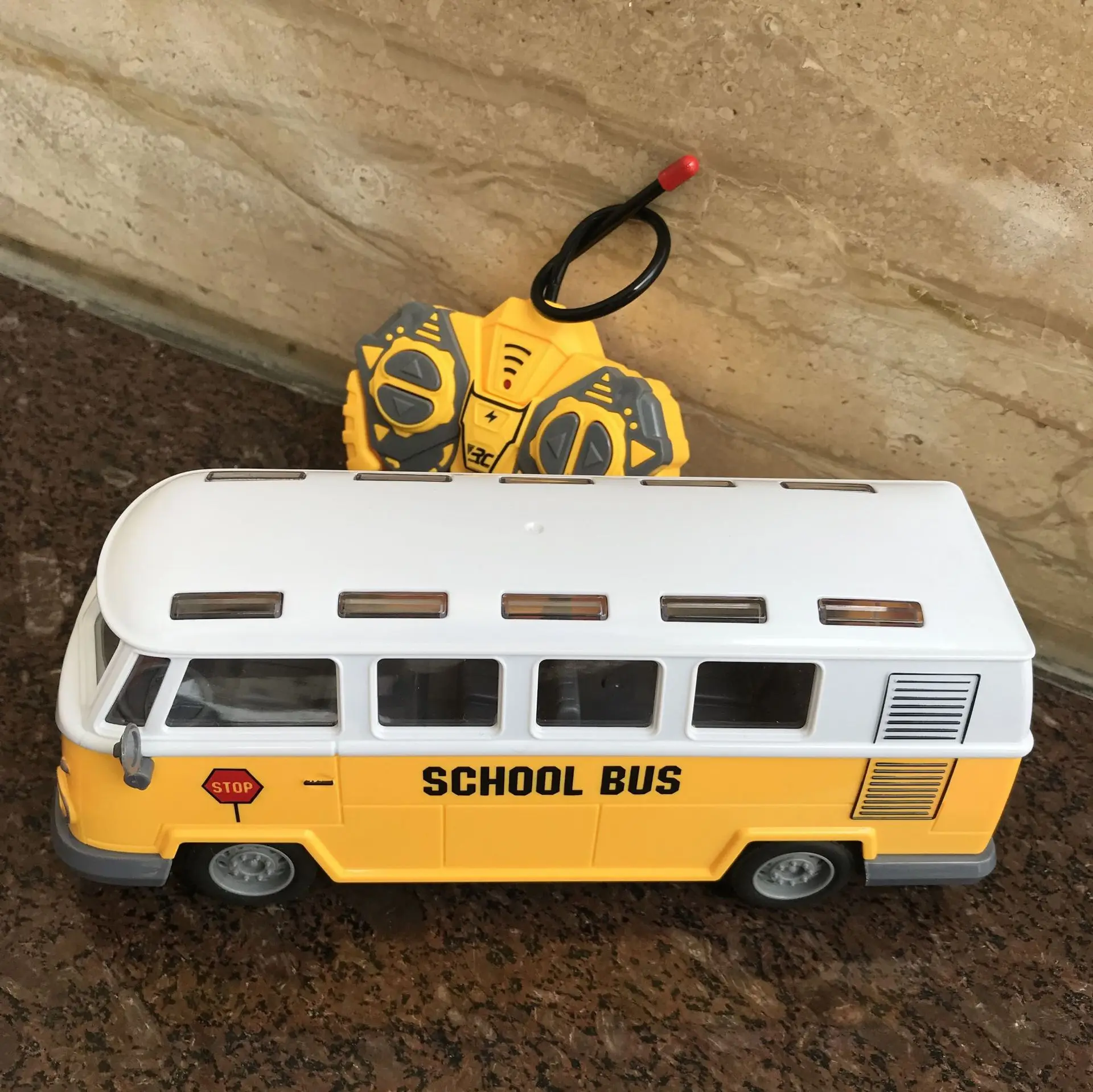 

Радиоуправляемый школьный автобус в масштабе 1:30, 4 канала, автомобиль со звуком и светом, Электрический беспроводной пульт дистанционного у...