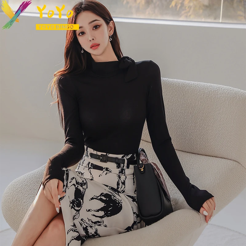 Женский деловой костюм черный топ с высоким воротником и длинным рукавом белая