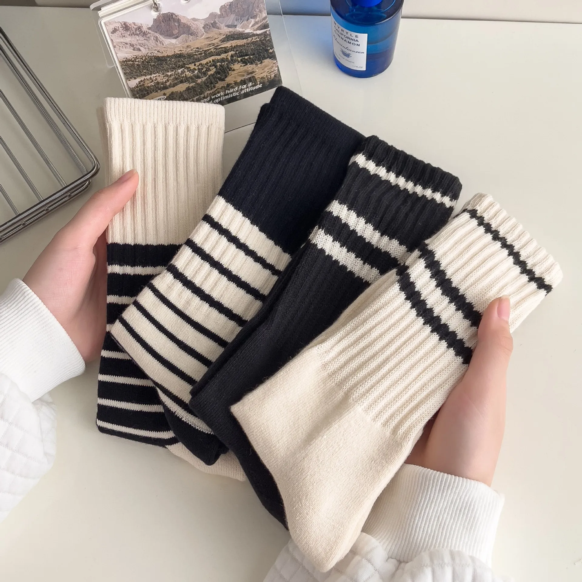 Simple Fashion Sports Cotton Socks Lots 4 Pairs Casual New High Quality Striped Black White Winter Cotton Thick Socks for Women