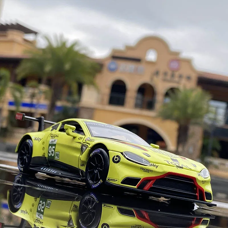 Коллекция 1/32 года Модель гоночного автомобиля Aston Martin в винтажном стиле GTE Le Mans