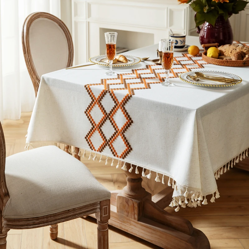 

Cotton and linen jacquard embroidery with thickened tablecloth and floral fragments