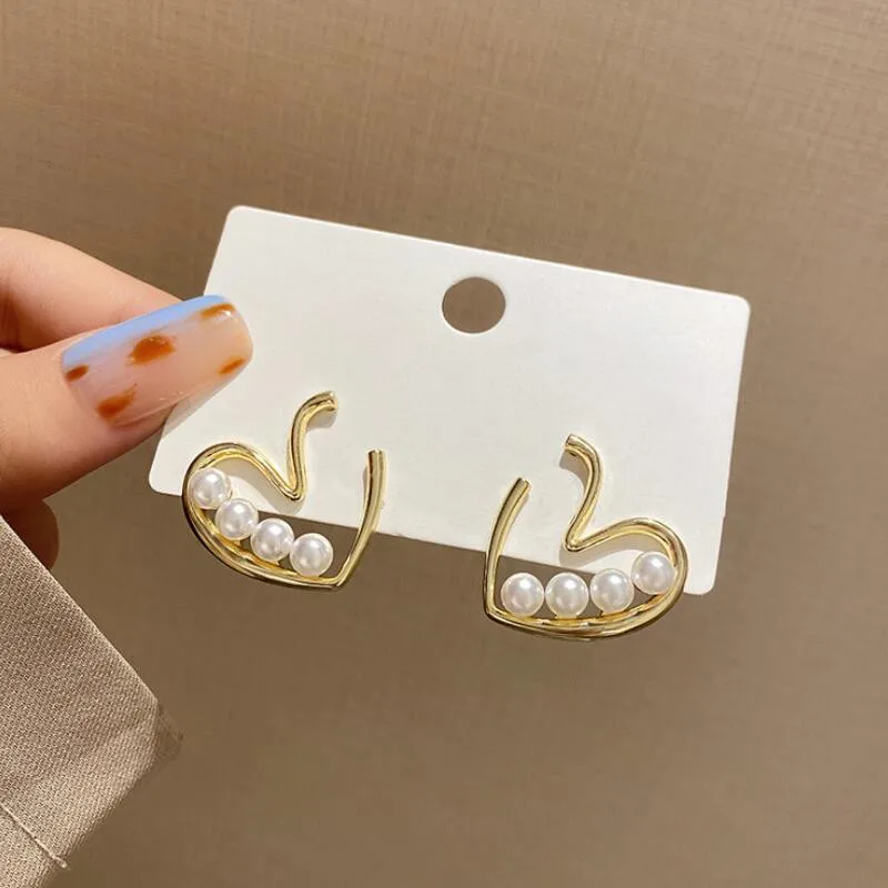 

Korean New Gold Color Hollow Heart Earrings For Women Fashion Party Jewelry Hot Trend Female Statement Pearl Earrings Gifts
